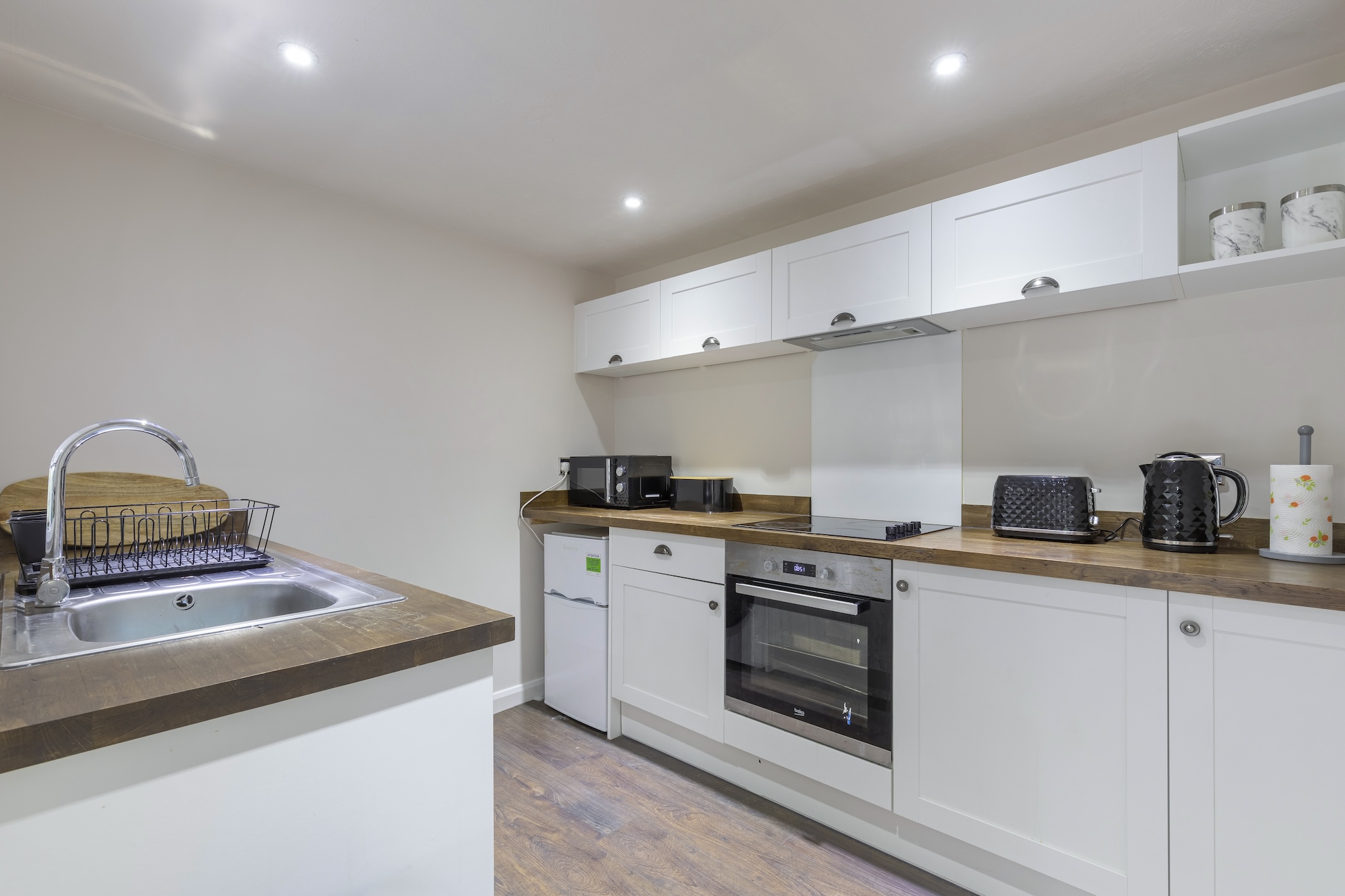Fully equipped country kitchen with shaker units and oak worktops